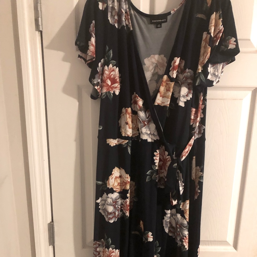 🌸Beautiful, Like new Fortune+Ivy Dress in navy blue floral print - 2X